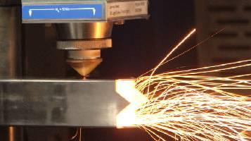 Насколько толстым может быть станок для резки волоконным лазером мощностью 15000 Вт?